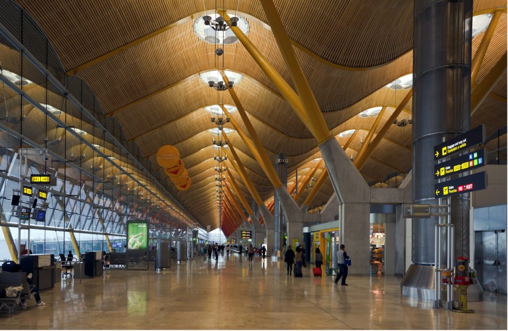 personas caminando dentro de un edificio con las luces encendidas durante el día